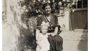 Heide Wech mit ihrer Großmutter Anna Reisinger-Weber geb. Keil , einstige Gründerinund Geschäftsführerin des Kreativshops. 